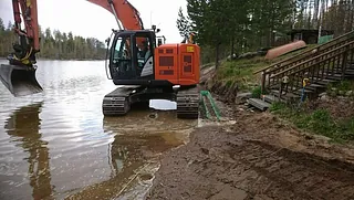 Kaivinkone mökkirannassa